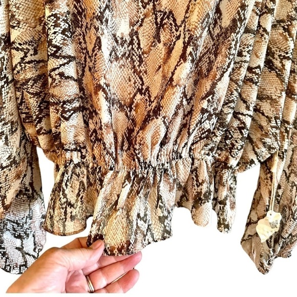 ALTAR’D STATE, NWT,WOMENS SNAKE PRINT, PEPLUM BLOUSE. FULL RAGLAN SLEEVE SIZE S - Picture 4 of 10